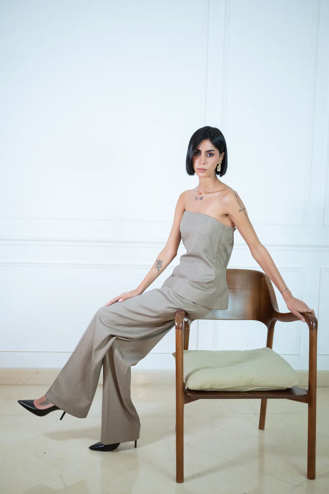GREY STRAPLESS TOP & FITTED STRAIGHT LEG TROUSERS