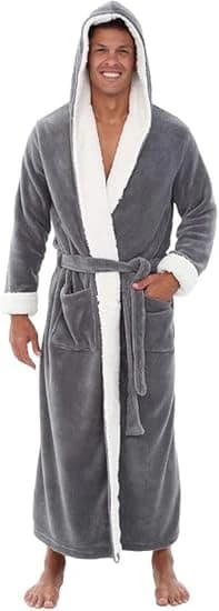Men’s long-sleeve velvet robe.