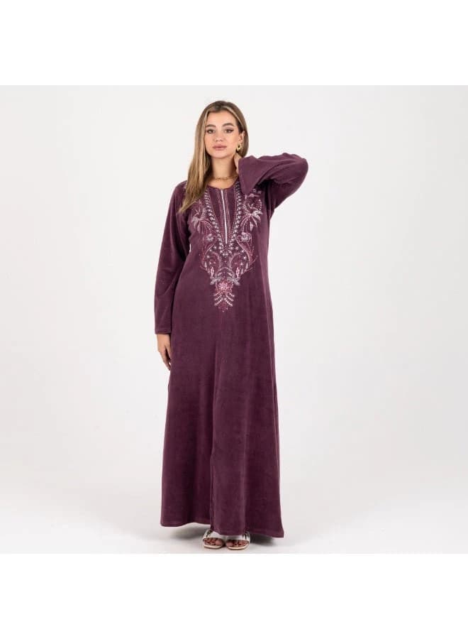عباية قطيفة مطرّزة من ZECOTEX بأكمام واسعة