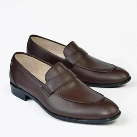 حذاء كلاسيك بني بمقدمة مخيطة (Moc Toe)