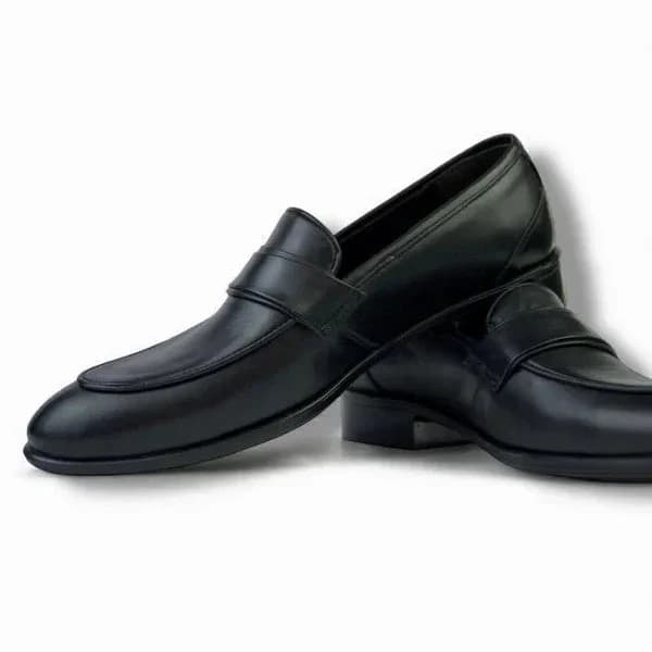 حذاء كلاسيك أسود بمقدمة مخيطة (Moc Toe)