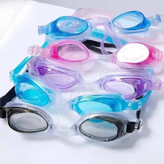 Anti-fog swimming goggles with earplugs