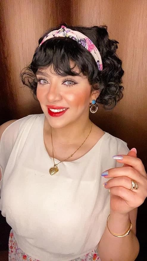 DILLARDS Vintage Style Short Curly Wig with Floral Headband – Black