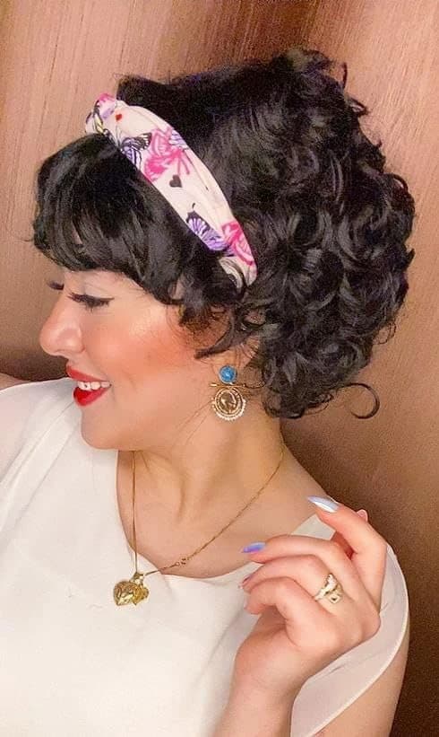 DILLARDS Vintage Style Short Curly Wig with Floral Headband – Black