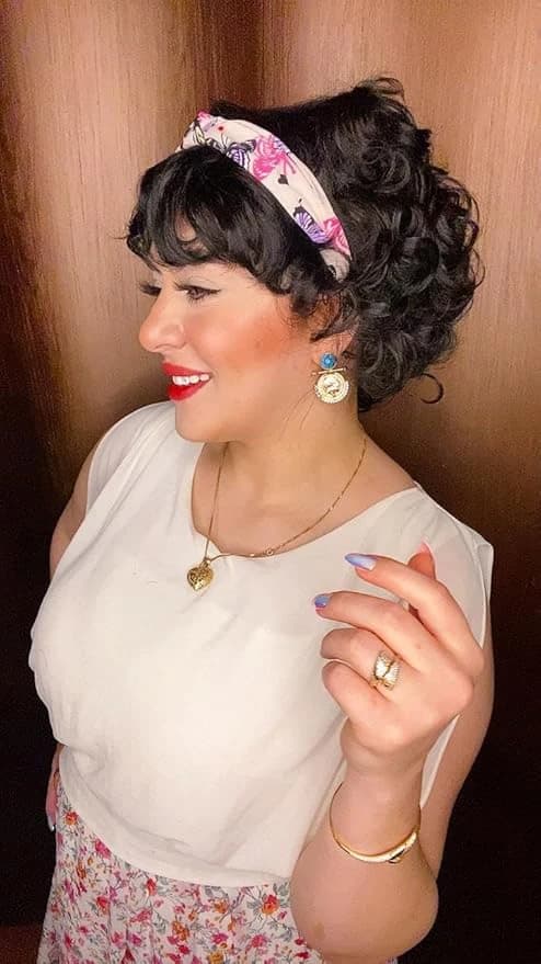 DILLARDS Vintage Style Short Curly Wig with Floral Headband – Black