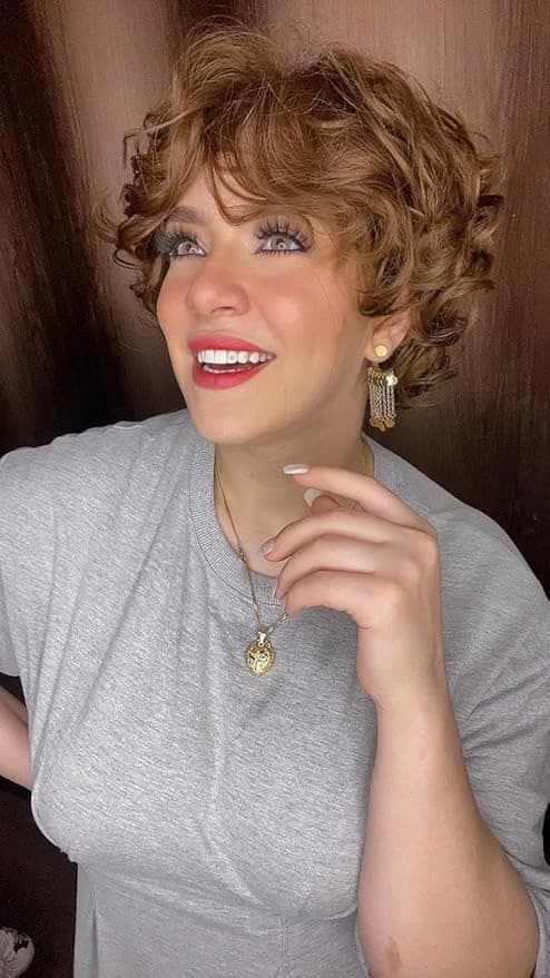 DILLARDS Short Curly Wig – Honey Blonde with Side Bangs