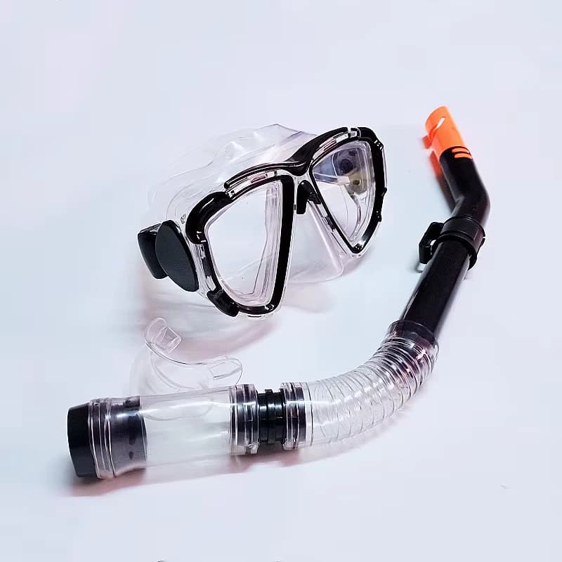 Professional anti-fog diving kit with wide panoramic goggles and flexible bottom