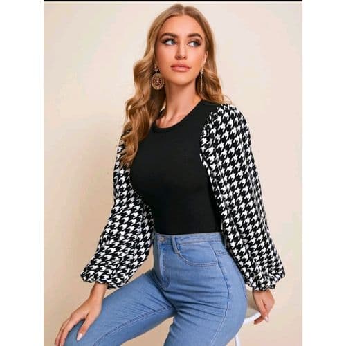بلوزة سوداء بأكمام مطاطية أنيقة